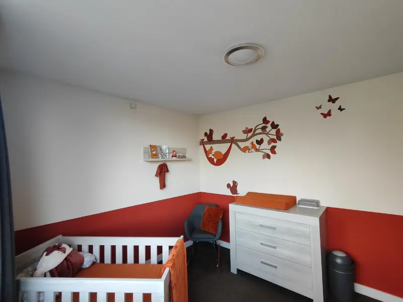 Vosje in hangmat muurdecoratie in terracotta babykamer